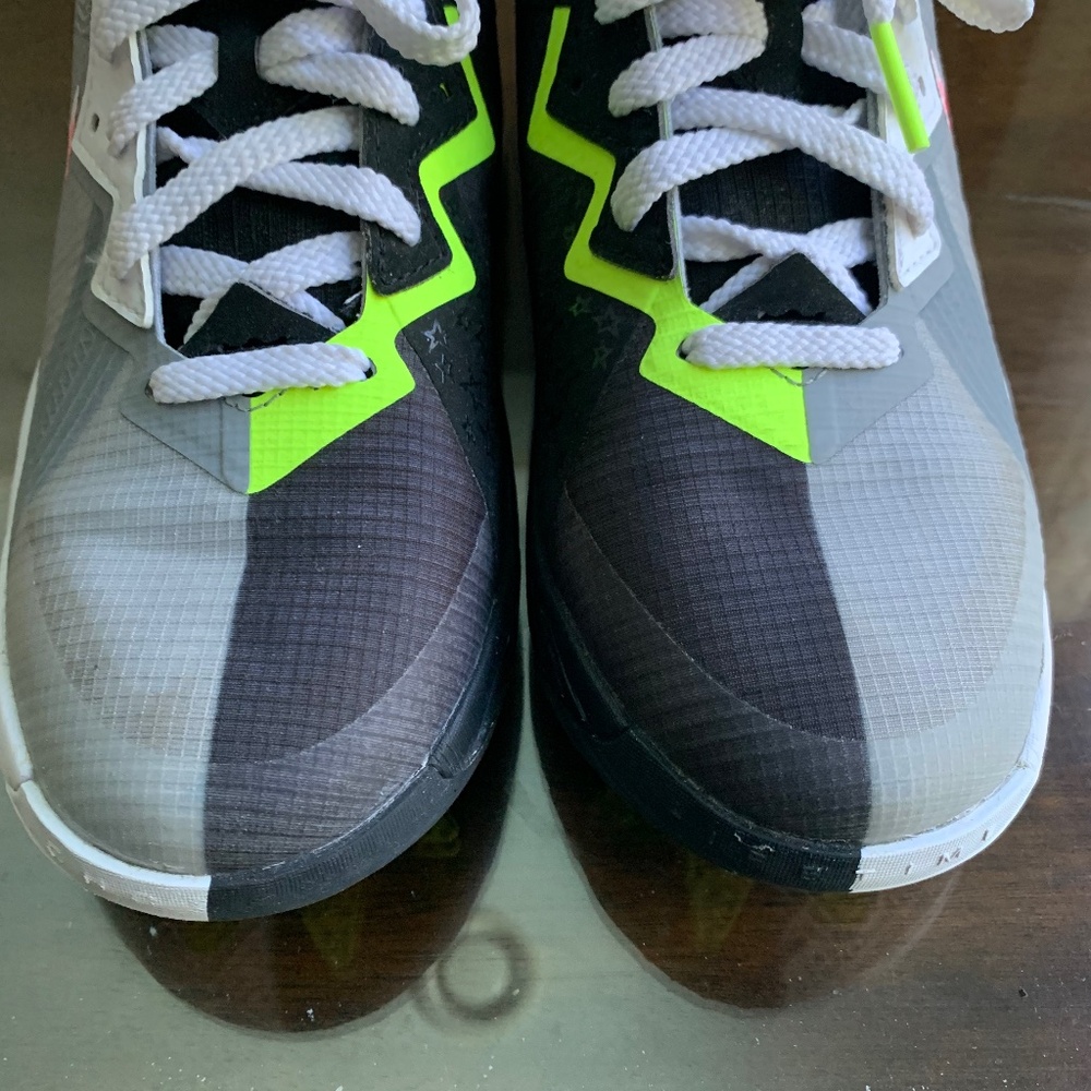 Nike Lebron James Tune Squad Nike 18 Bugs vs Marvin